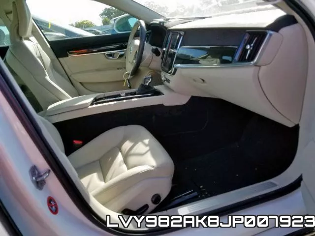 LVY982AK8JP007923
