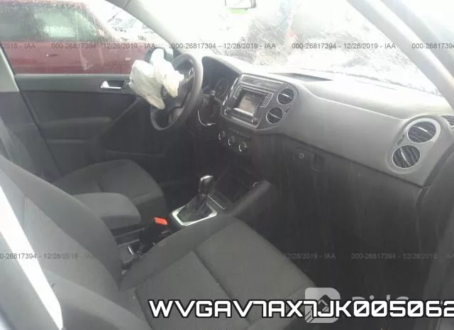 WVGAV7AX7JK005062_5.webp