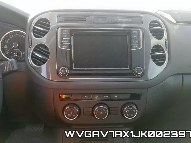 WVGAV7AX1JK002397_9.webp