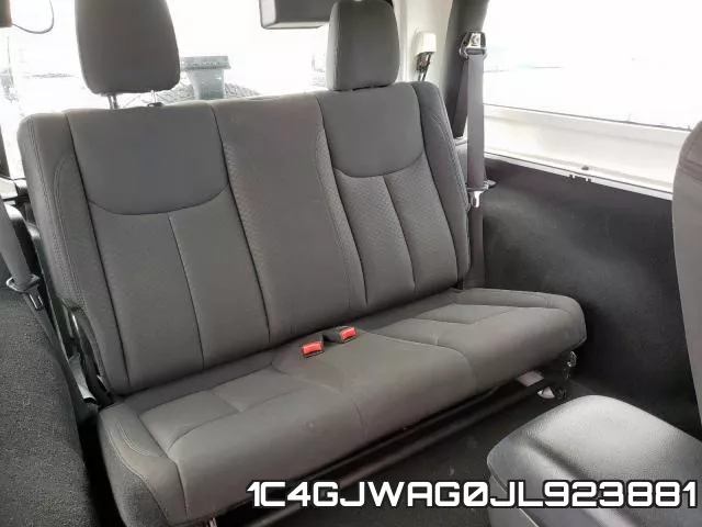 1C4GJWAG0JL923881_6.webp