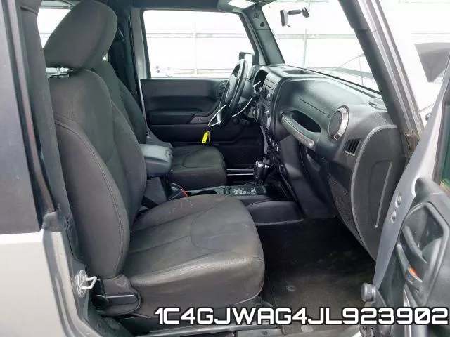 1C4GJWAG4JL923902_5.webp