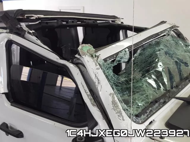1C4HJXEG0JW223927_9.webp