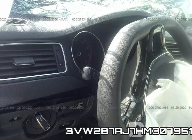 3VW2B7AJ7HM307951
