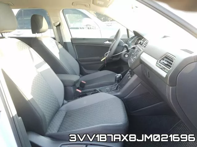 3VV1B7AX8JM021696_5.webp