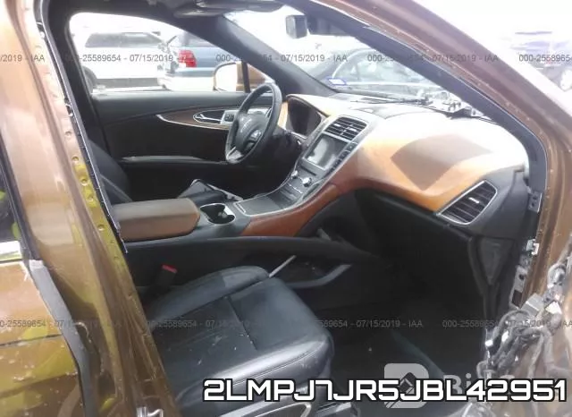 2LMPJ7JR5JBL42951_5.webp