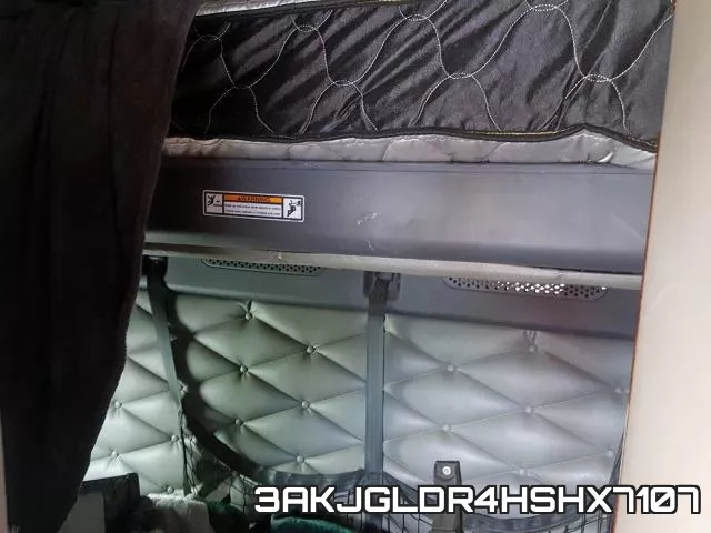 3AKJGLDR4HSHX7107