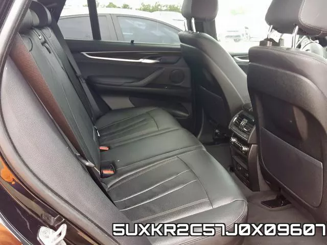 5UXKR2C57J0X09607_6.webp