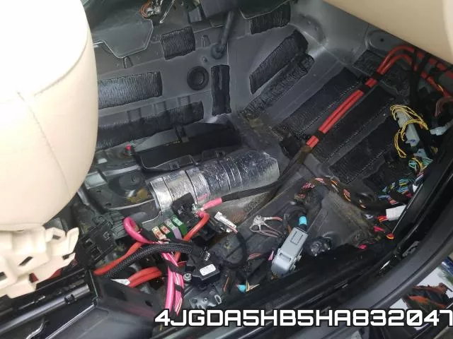 4JGDA5HB5HA832047_9.webp