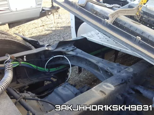 3AKJHHDR1KSKH9831_9.webp